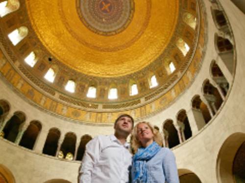 Ein Mann und eine Frau schauen Richtung Kuppel im Mausoleum Schloss Bückeburg.